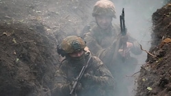 Der ukrainische Präsident Wolodymyr Selenskyj spricht von einer schwierigen Lage an der Front. Sie sei aber nicht so schlimm, dass sich das Land mit erhobenen Händen ergebe. (Bild: ASSOCIATED PRESS)