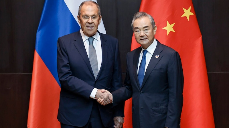 Russlands Chefdiplomat Sergej Lawrow und der chinesische Außenminister Wang Yi (Bild: ASSOCIATED PRESS)