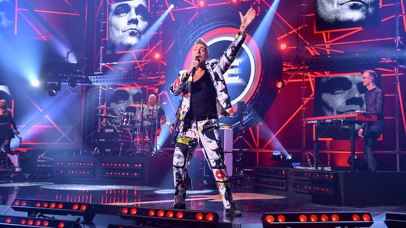 „The Robbie Experience“ tritt bei „The Tribute“ auf – der Sieger gewinnt ein eigenes Konzert. (Bild: Seven.One/Julia Feldhagen)