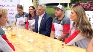 vlnr.: Lena Kreundl (Schwimmen), Elisabeth Straka (Bogenschützin), Bundeskanzler Karl Nehammer (ÖVP), Valentin Bontus (Segeln) und Alina Kornelli (Segeln) am 26. Juli im Österreich-Haus anlässlich der Olympischen Spiele in Paris. (Bild: APA/WOLFGANG HUBER LANG)