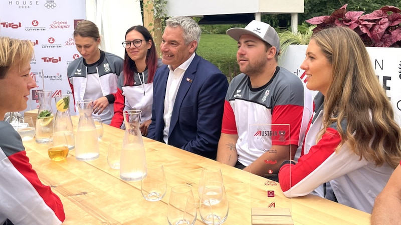 vlnr.: Lena Kreundl (Schwimmen), Elisabeth Straka (Bogenschützin), Bundeskanzler Karl Nehammer (ÖVP), Valentin Bontus (Segeln) und Alina Kornelli (Segeln) am 26. Juli im Österreich-Haus anlässlich der Olympischen Spiele in Paris. (Bild: APA/WOLFGANG HUBER LANG)