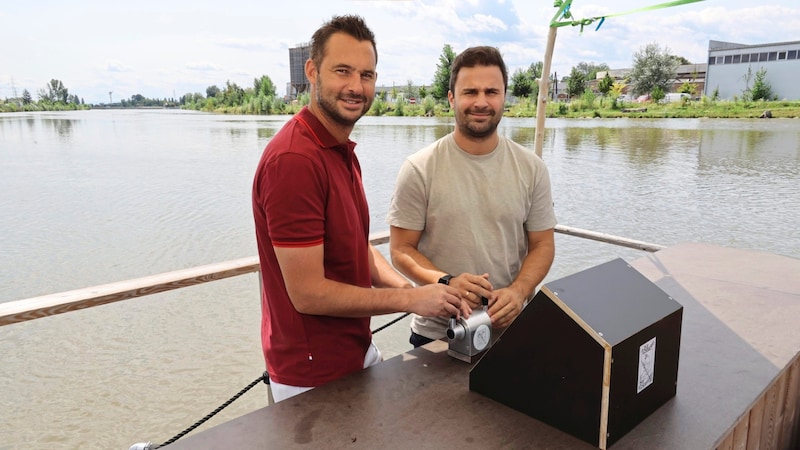 Coach Gernot Messner (left) and sporting director Didi Elsneg are happy with the new signing. (Bild: Jauschowetz Christian/Christian Jauschowetz)