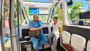 Benedikt fährt gerne im autonom fahrenden Bus mit.