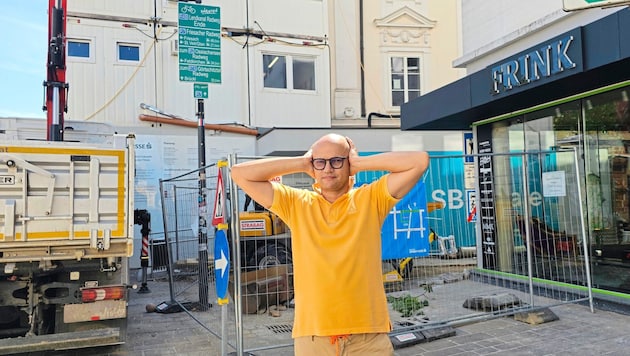 The construction noise is huge. Trucks drive in front of Roman Frink's fashion salon. (Bild: Tragner Christian)