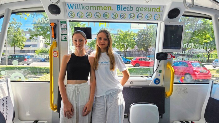 Chiara (l) even rode the new bus three times in a row.
