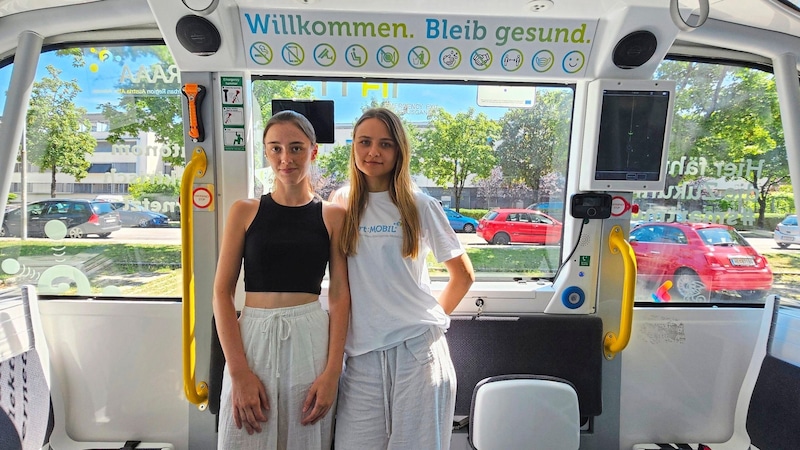 Chiara (l) fuhr mit dem neuen Bus sogar dreimal hintereinander. (Bild: Tragner Christian)