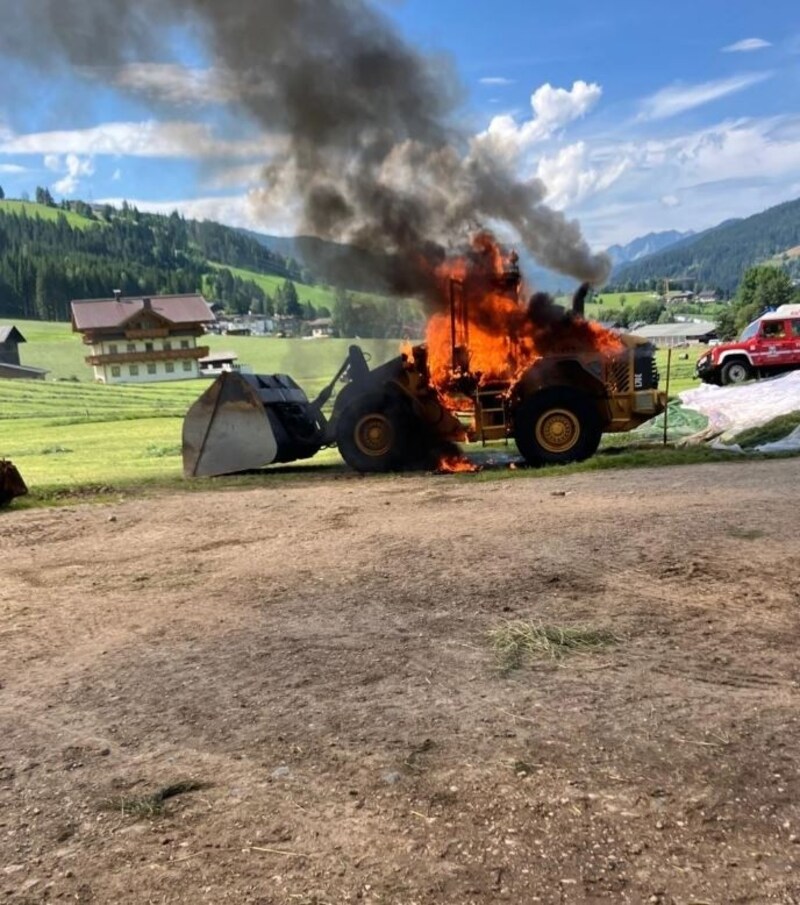 Radlader in Vollbrand (Bild: FF Altenmarkt)