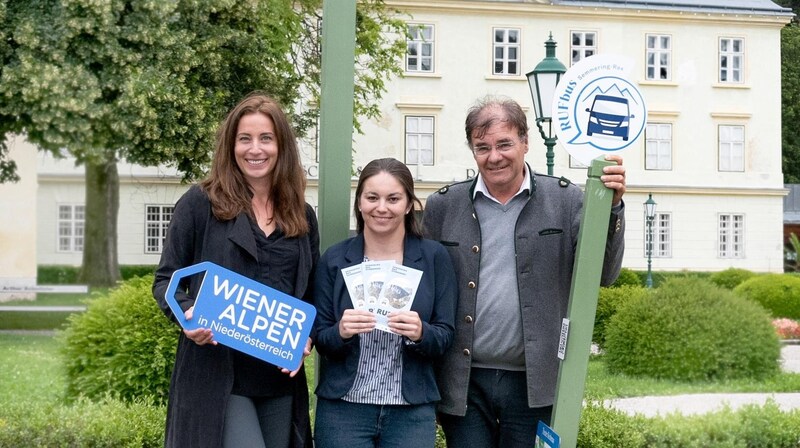 Marielle Klement-Kapeller, Geschäftsführerin der Wiener Alpen, Anna Vogler vom Tourismusbüro Semmering/Rax und Christian Blazek, Obmann des Tourismusverbandes Semmering-Rax Schneeberg präsentieren das erfolgreiche Projekt RUFbus vor dem Schloss Reichenau. (Bild: DORISSEEBACHER)