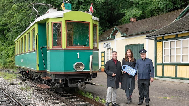 Ein begehrtes Ausflugsziel: eine Fahrt mit der Höllentalbahn. Im Bild: Historiker Christoph Rella, Mariella Klement-Kapeller und Albert Malli, Präsident der Höllentalbahn. (Bild: DORISSEEBACHER)