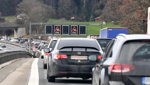 Die chronisch verstopfte A8 zwischen Salzburg und München soll ausgebaut werden (Bild: Wolfgang Spitzbart)