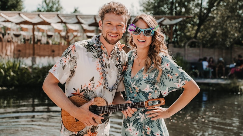 On the evening before the wedding, a Hawaiian night put the guests and the suitably styled bridal couple in a good mood. (Bild: Matthias Rauch)