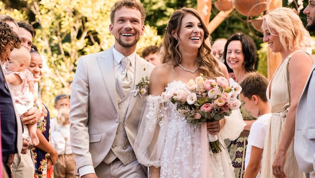 Thommy Ten and Amélie van Tass overjoyed after saying "I do". (Bild: Matthias Rauch)