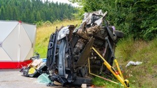 Vom Familienwagen blieb nur ein Blechhaufen übrig