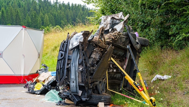 Vom Familienwagen blieb nur ein Blechhaufen übrig (Bild: TEAM FOTOKERSCHI / MARTIN SCHARINGER)