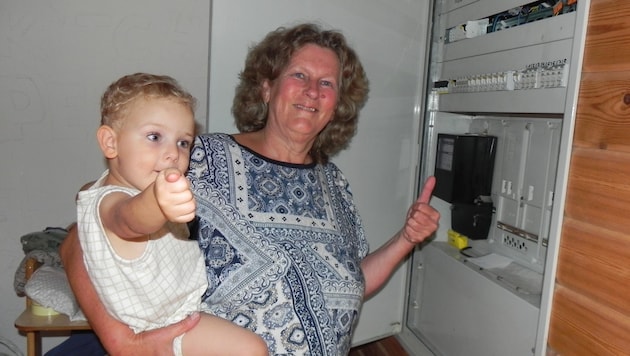 Roswita Vizvary's court case - with grandson Finn in her arms - is now forcing a pause in the dispute over the previously enforced electricity meter replacement. (Bild: zVg)