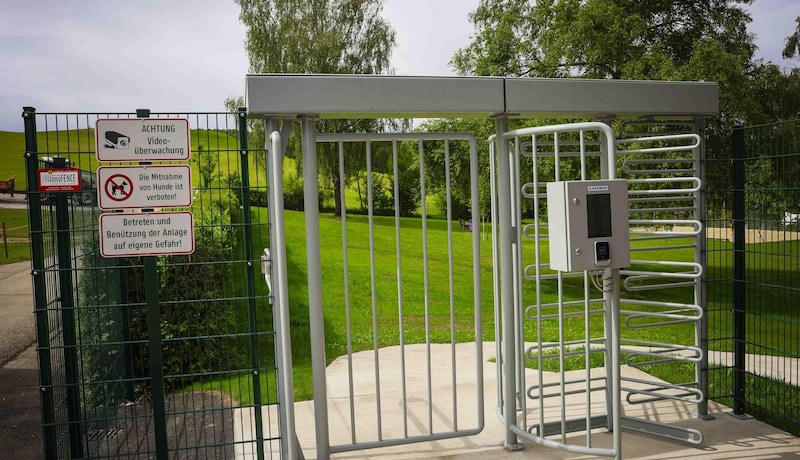 In Lochen am See kann man nur mir Kartenzahlung ins Strandbad (Bild: Scharinger Daniel)