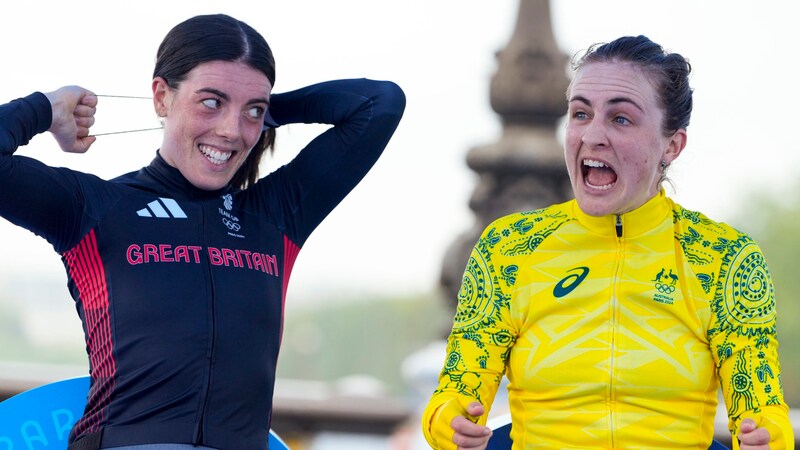 Gold medal winner Grace Brown (r.) and Anna Henderson (Bild: AP)