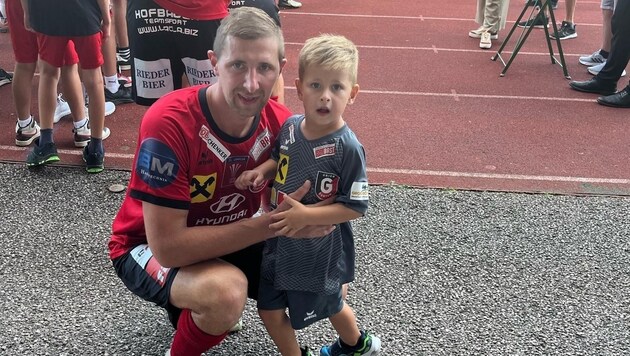 Gurten-Torjäger Fabian Wimmleitner und sein Sohn Timo. Der Knirps gab Österreichs Referee des Jahres einen Korb. (Bild: Leblhuber Georg)