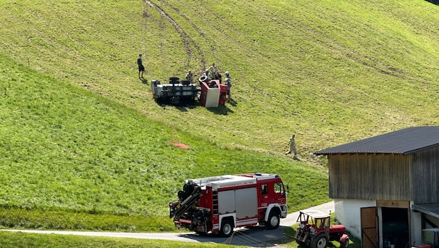 The vehicle slid down a steep slope and overturned. (Bild: zoom.tirol)