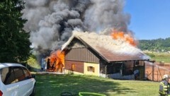 In kürzester Zeit stand das Vereinshaus in Vollbrand. (Bild: FF Wildon)