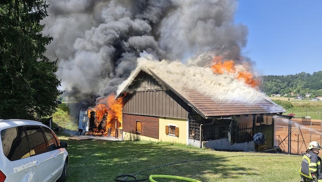 In kürzester Zeit stand das Vereinshaus in Vollbrand. (Bild: FF Wildon)