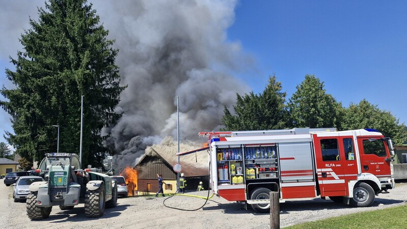 60 Kräfte löschten. (Bild: FF Wildon)