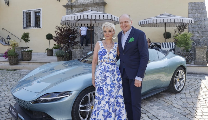 Host couple Claudia and Günther Gugger-Bessinger welcomed the guests in front of the castle. The "Passauer Runde" has now become an institution during the festival season. (Bild: Tschepp Markus)