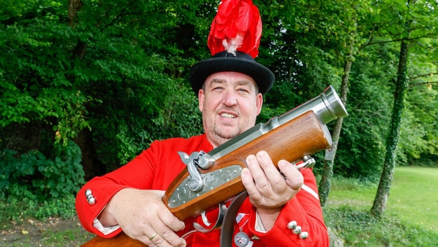 Die Stutzen sind erst vor gut 200 Jahren zur Bauernwehr dazugekommen. Ein paar Salven dürfen da ...