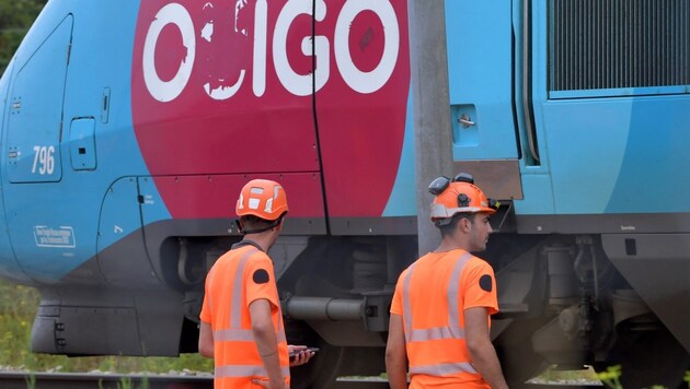 Workers on a high-speed train in France (Bild: AFP/Jean-Francois Monier)