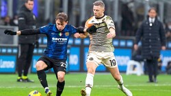 Nicolo Barella gegen Maximilian Ullmann (Bild: AP ( via APA) Austria Presse Agentur/Copyright 2022 The Associated Press. All rights reserved)