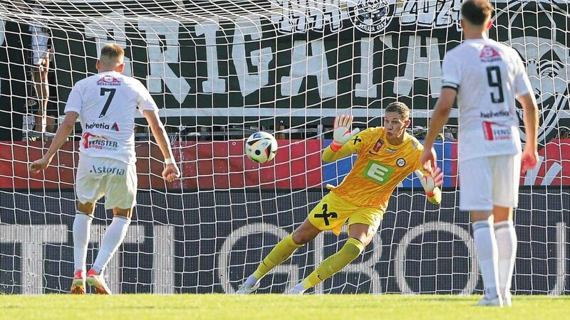 Den ersten Elfer parierte Scherpen, die Wiederholung war aber zum 2:2 drinnen. (Bild: GEPA/GEPA pictures)