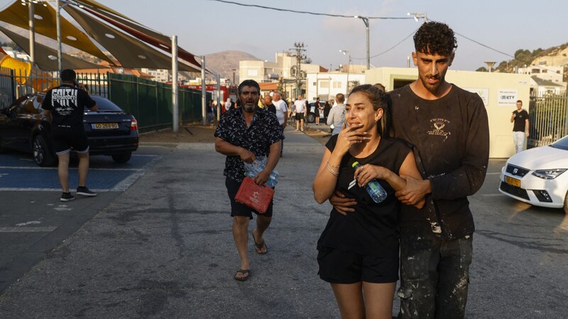 Residents of the village under attack (Bild: AFP/Jalaa Marey)