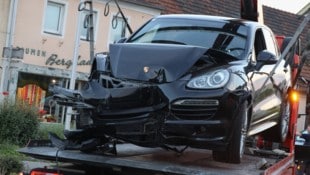 Der gestohlene Porsche Cayenne wurde bei dem brutalen Raub im Herzen von Wels völlig zerstört. (Bild: laumat)