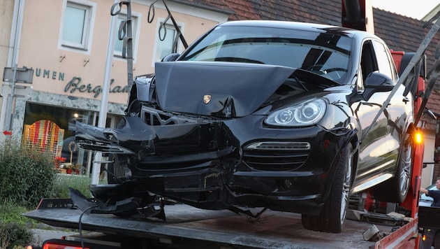 Der geraubte Porsche Cayenne beim Abtransport nach dem Unfall (Bild: laumat)