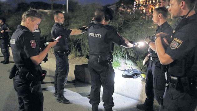 The first arrest was made just minutes after the operation on Reumannplatz began. (Bild: Bartel Gerhard)