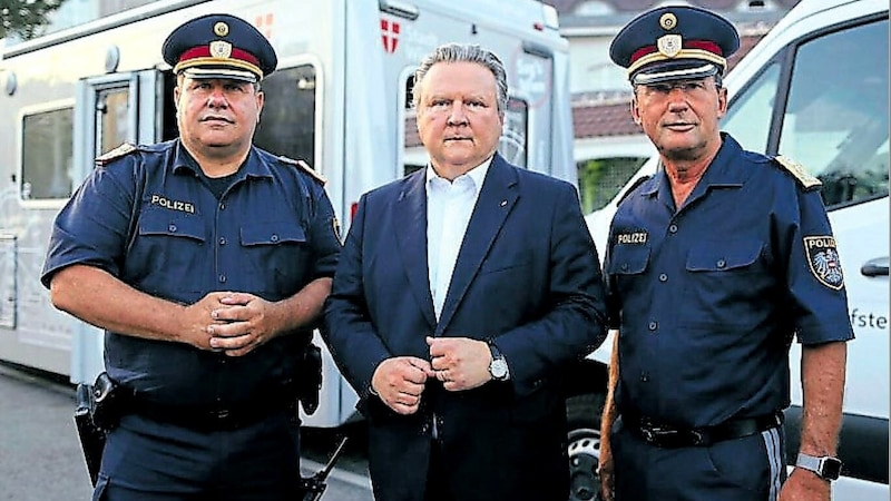 Bürgermeister Michael Ludwig, Polizeidirektor Michael Takacs (l.) und Wiens Polizeipräsident Gerhard Pürstl (r.) begleiteten gemeinsam den Auftakt der Aktion. (Bild: Bartel Gerhard)