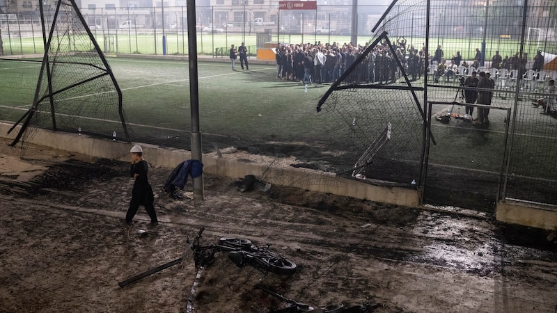 Als Vergeltung für einen Raketenangriff auf einen Fußballplatz auf den Golanhöhen mit zwölf Toten hat Israel Sonntagfrüh nach eigenen Angaben mehrere Ziele im Libanon angegriffen. (Bild: AP)