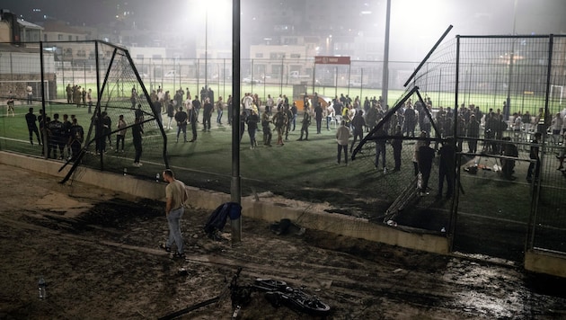 In retaliation for a rocket attack on a soccer pitch in the Golan Heights that left twelve dead, Israel said it had attacked several targets in Lebanon on Sunday morning. (Bild: AP)