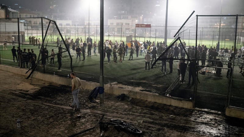 Als Vergeltung für einen Raketenangriff auf einen Fußballplatz auf den Golanhöhen mit zwölf Toten hat Israel Sonntagfrüh nach eigenen Angaben mehrere Ziele im Libanon angegriffen. (Bild: AP)