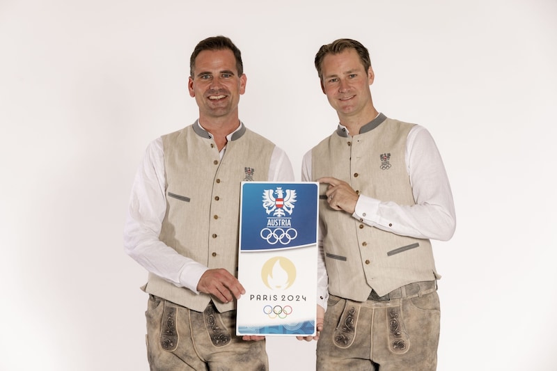 Florian Bacher (re.) bekam von seiner Tochter eine Stoffrobbe ins Gepäck geschmuggelt. Stefan Lehfellner (li.) setzt auf ein kleines geschmiedetes Hufeisen als Glücksbringer. (Bild: GEPA pictures)