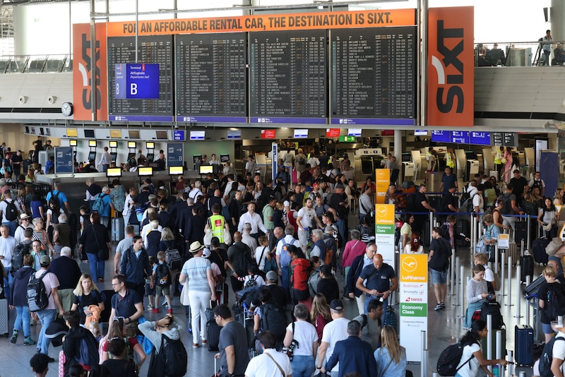 Hunderte Flüge fielen wegen der Aktion der Klimakleber in Frankfurt aus. (Bild: AFP/AFP )