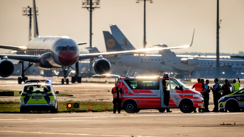 The total of eight suspects entered the fenced-in area at around 5 am. While one person got stuck on the fence, seven people were able to get into the security area in the morning and stick themselves to the head ends of the two central runways. (Bild: AP)