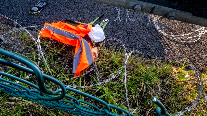 Die Demonstranten schnitten ein Loch in einen Zaun, um aufs Rollfeld zu gelangen. Ihr Equipment ...