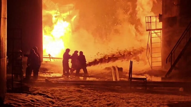 Nach Darstellung Smirnows trafen Trümmer einer abgeschossenen Drohne in einem Dorf des Gebiets Kursk auch ein Haus, das demnach in Brand geriet. (Bild: AFP/ Handout / TELEGRAM / @gubernator_46 / AFP (Archivbild))