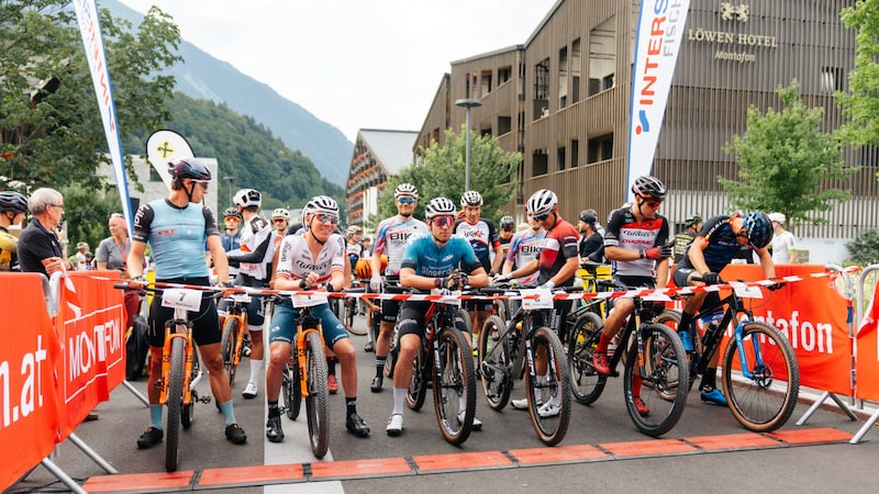 Bereits an der Startlinie grinste Daniel Geismayr (2. v. l.). (Bild: Montafon Tourismus GmbH)