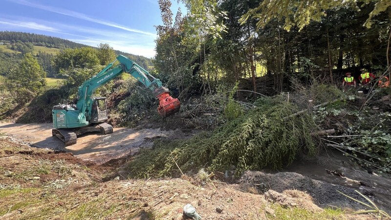 Das Bundesheer hilft in Aflenz dabei, Unwetterschäden aufzuräumen. (Bild: Renzl/Bundesheer)