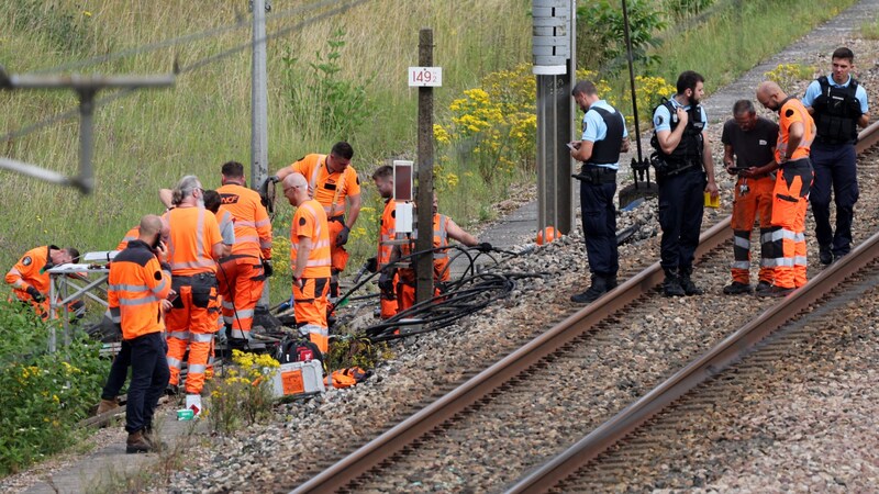 Auf den Anlagen mehrerer TGV-Strecken in Frankreich wurde Feuer gelegt. Dutzende Züge fielen daraufhin aus. (Bild: AFP)