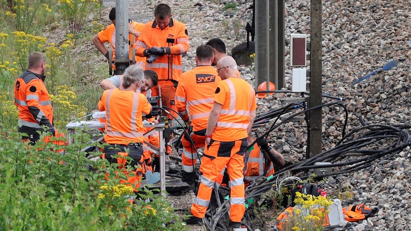 Am Tag der Eröffnungsfeier der Olympischen Spiele in Paris haben mutmaßliche Brandanschläge auf technische Anlagen weite Teile des französischen Bahnverkehrs lahmgelegt. (Bild: AFP)