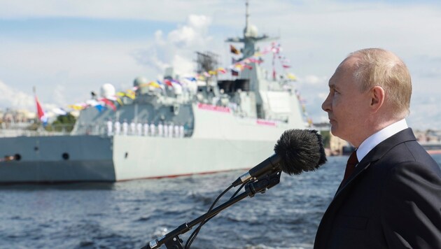 On Navy Day, warlord Putin once again railed against the West. (Bild: ASSOCIATED PRESS)