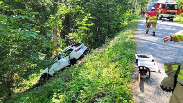 Die Feuerwehrleute aus Strobl konnten das Fahrzeug bergen. (Bild: FF Strobl)